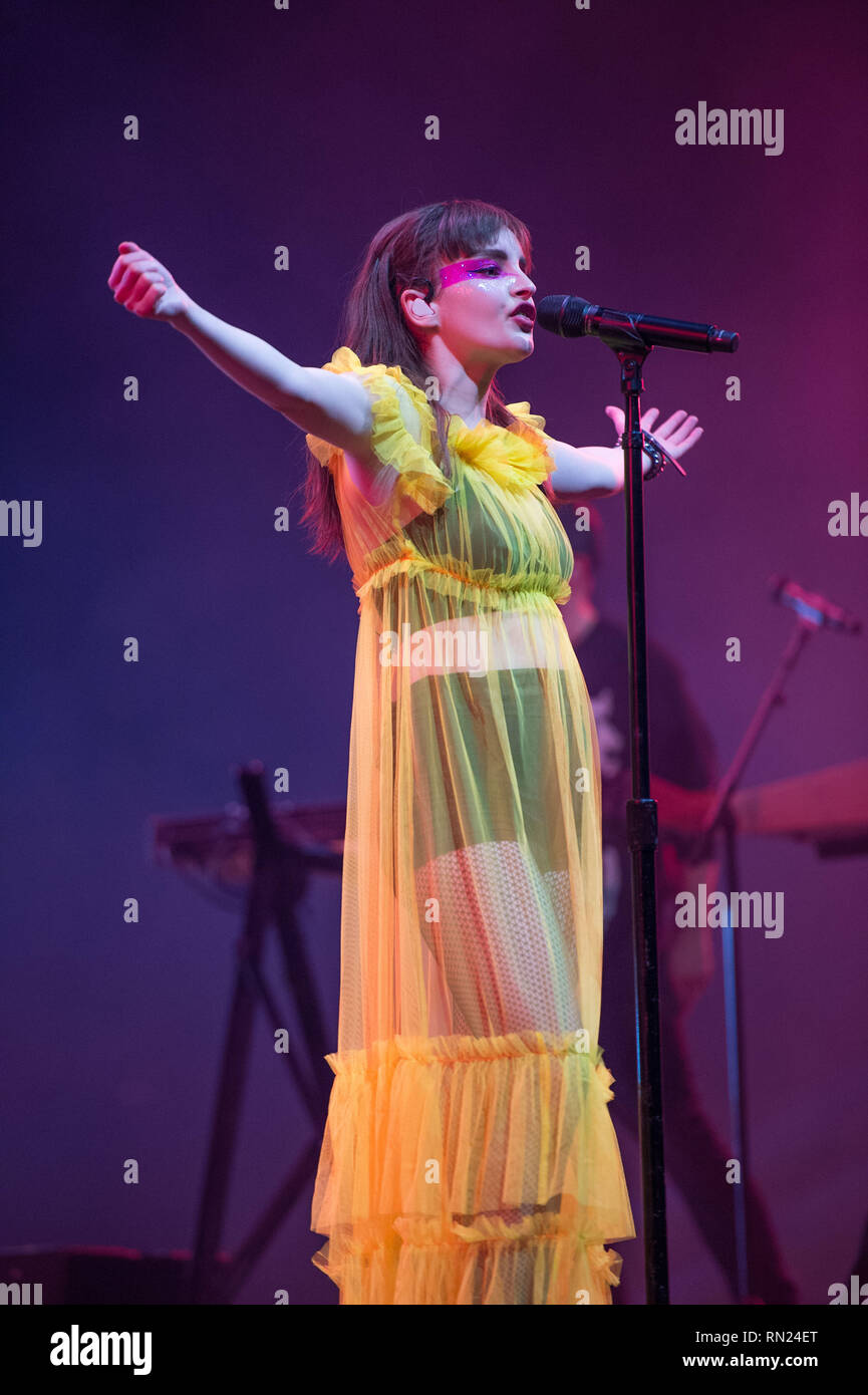 Glasgow, Regno Unito. Il 16 febbraio 2019. Lauren Mayberry da pop band Chvrches in concerto al SSE Idro Arena di Glasgow. Credito: Colin Fisher/Alamy Live News Foto Stock