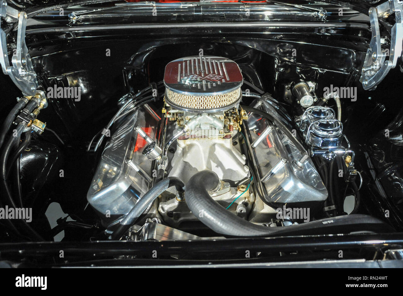 Feb 11, 2019: Il motore da corsa all'interno di questo 1955 Chevrolet Belair Albert Pena/CSM Foto Stock