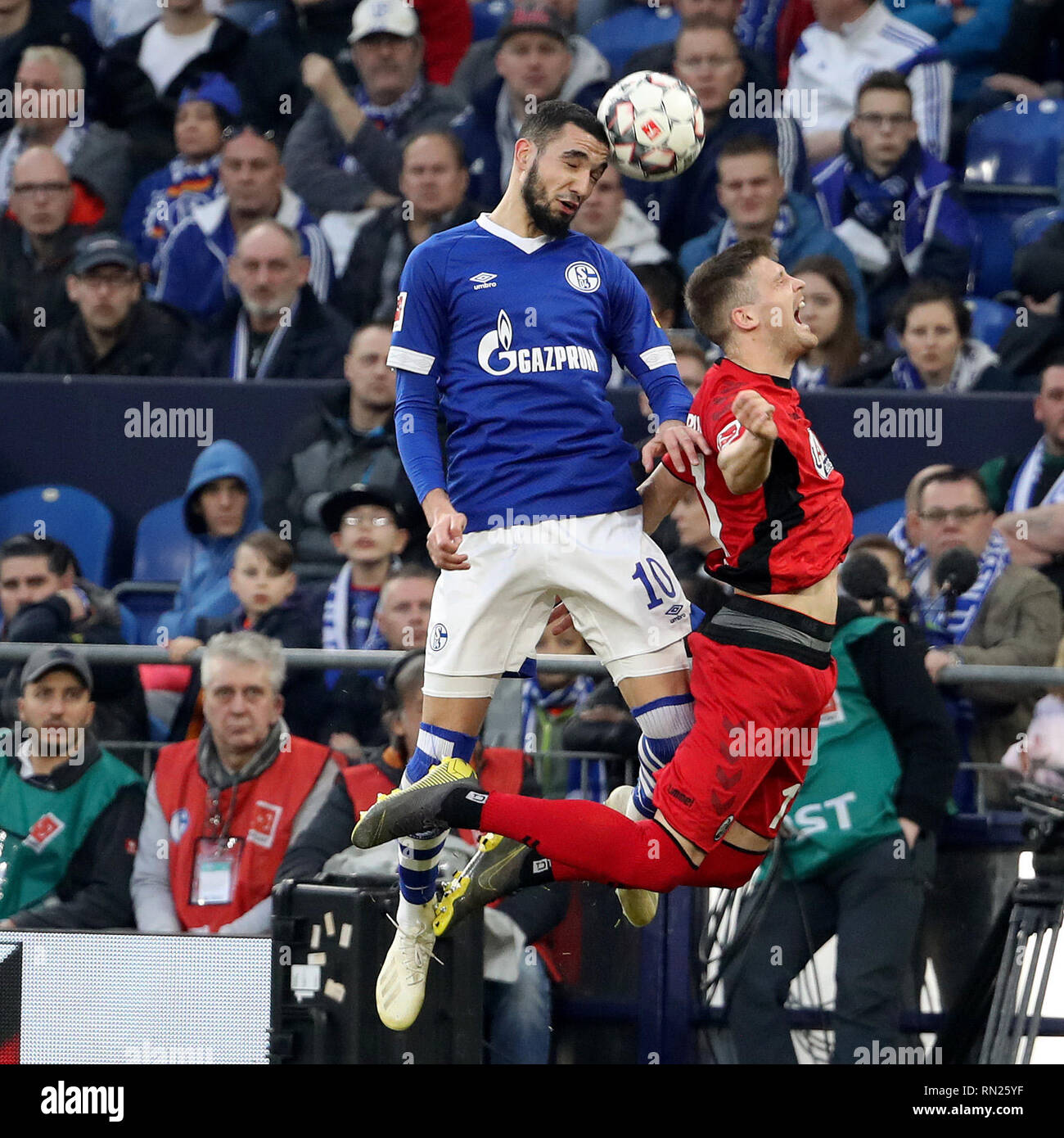 Gelsenkirchen (Germania). Xvi Feb, 2019. Nabil Bentaleb (L) di Schalke 04 vies con Lukas Kuebler di Friburgo durante la Bundesliga match tra FC Schalke 04 e SC Freiburg a Gelsenkirchen, Germania, Feb 16, 2019. La partita si è conclusa in un 0-0. Credito: Joachim Bywaletz/Xinhua/Alamy Live News Foto Stock