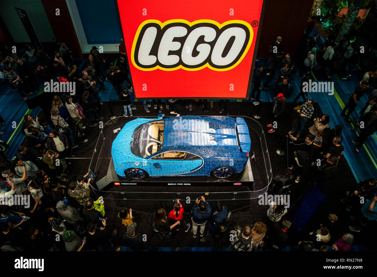 Toronto, Canada. Febbraio 16, 2019. Una full size Lego Technic Bugatti Chiron sul display a 2019 canadese Autoshow internazionale presso il Metro Toronto Convention Center. Dominic Chan/EXimages Credito: EXImages/Alamy Live News Foto Stock