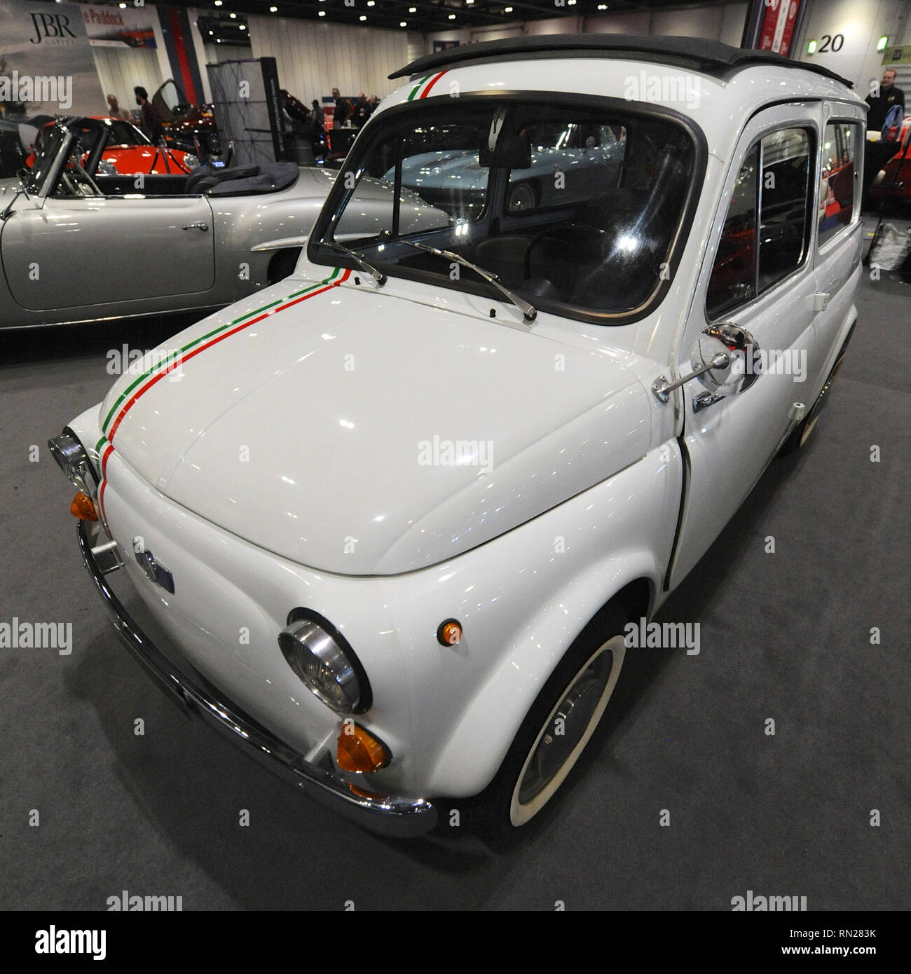 Londra, Regno Unito. 16 feb 2019. Una Fiat 500 Giardiniera in mostra al London Classic Car Show che si sta svolgendo a ExCel di Londra, Regno Unito. Credito: Michael Preston/Alamy Live News Foto Stock