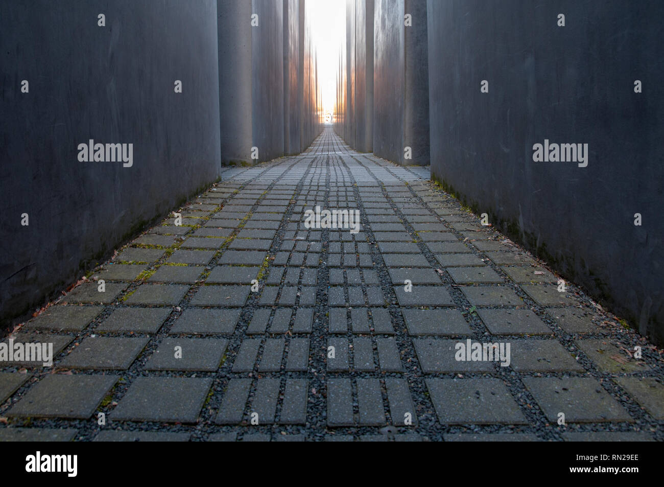 Berlino, Germania - 10 Maggio 2016: il memoriale dell'Olocausto a Berlino è stato eretto per ricordare le atrocità in tedesco nei campi della morte durante la seconda guerra mondiale Foto Stock