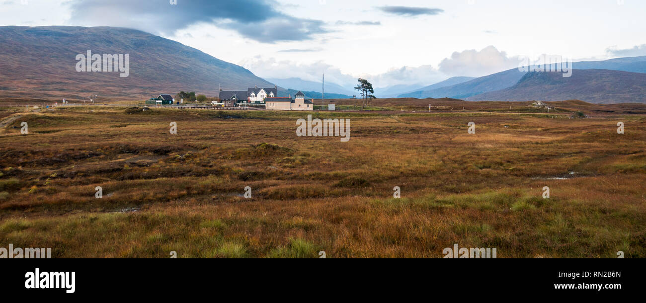 Corrour, Scotland, Regno Unito - 25 Settembre 2017: Stazione Corrour House sulla West Highland Linea ferroviaria occupa una remota ed isolata posizione su Rannoch Foto Stock