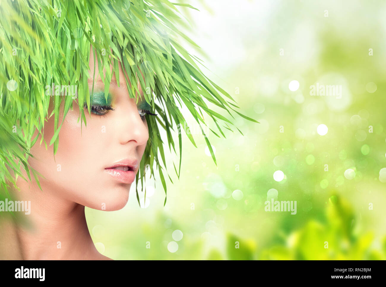 Natura bellezza donna con erba fresca capelli Foto Stock