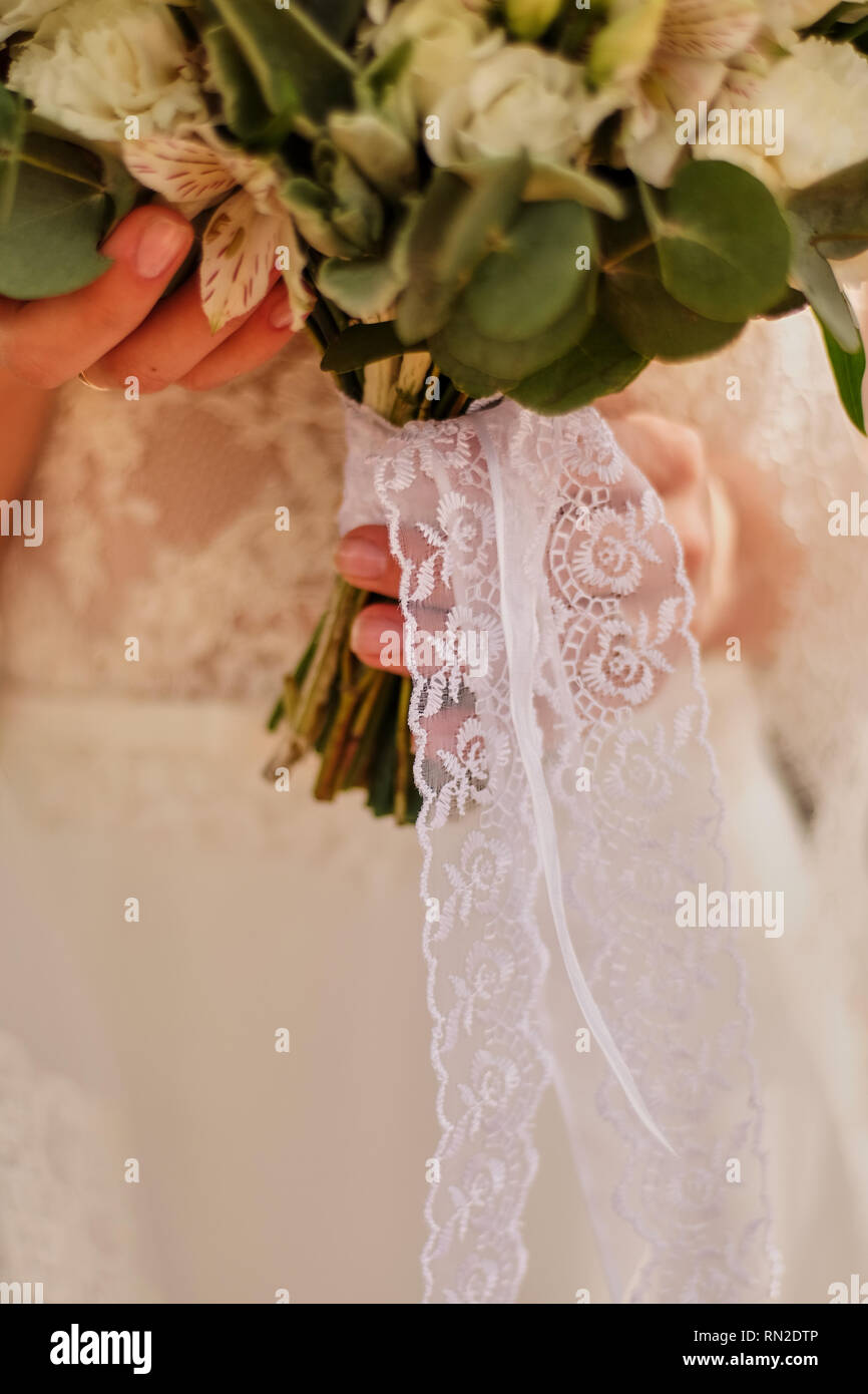 Sposa tenendo un luminoso Bouquet nozze con fiori diversi Foto Stock