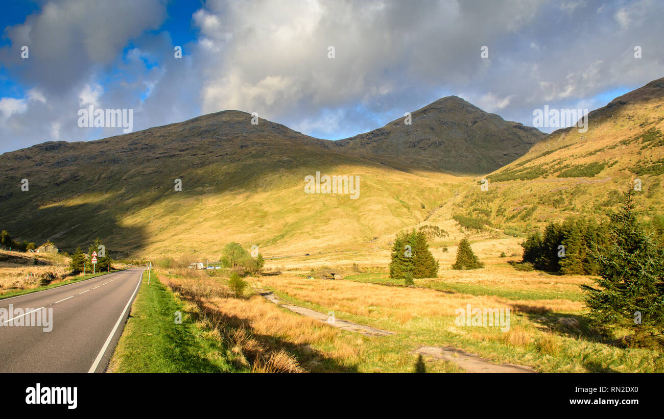 La A83 viene eseguito attraverso una valle sotto la montagna Beinn Ime, di riposo e di essere grati passano nel West Highlands della Scozia. Foto Stock