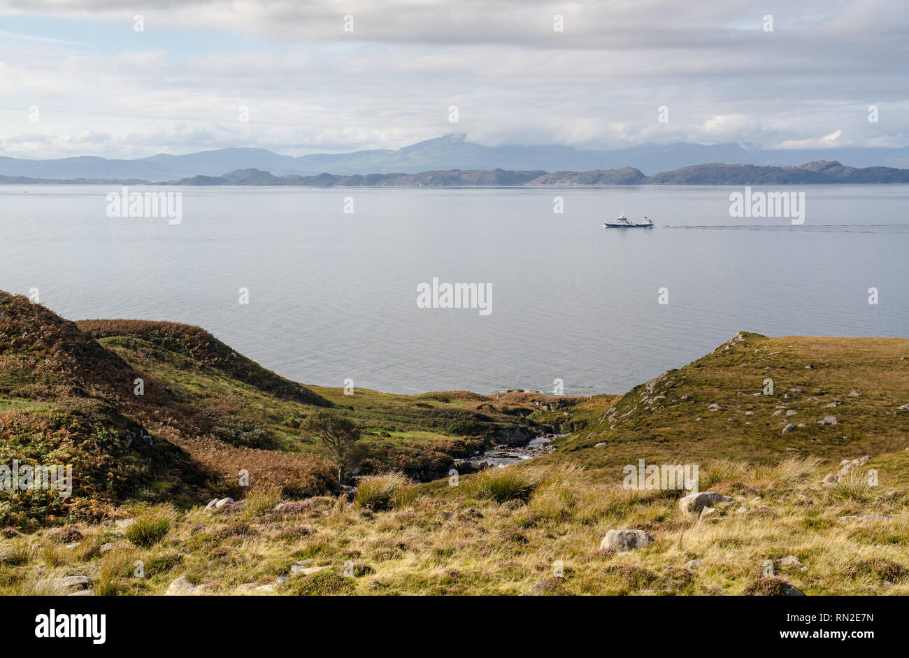 Applecross, Scotland, Regno Unito - 24 Settembre 2013: una barca da pesca passa attraverso la parte interna del suono, con le isole Ebridi di Raasay e Skye dietro, vi Foto Stock