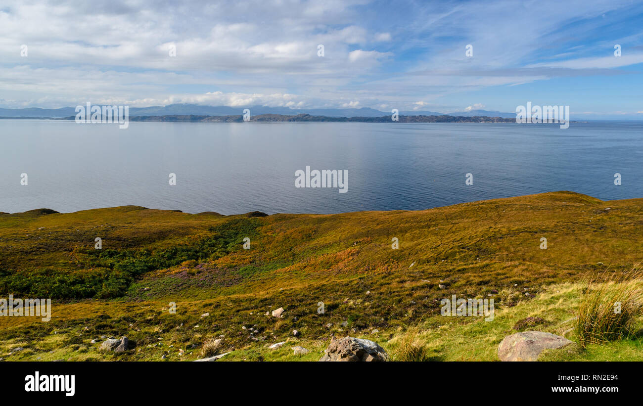 Sole splende sulle isole delle Ebridi di Rona e Skye, attraverso un mare blu dalla penisola di Applecross nelle Highlands della Scozia. Foto Stock