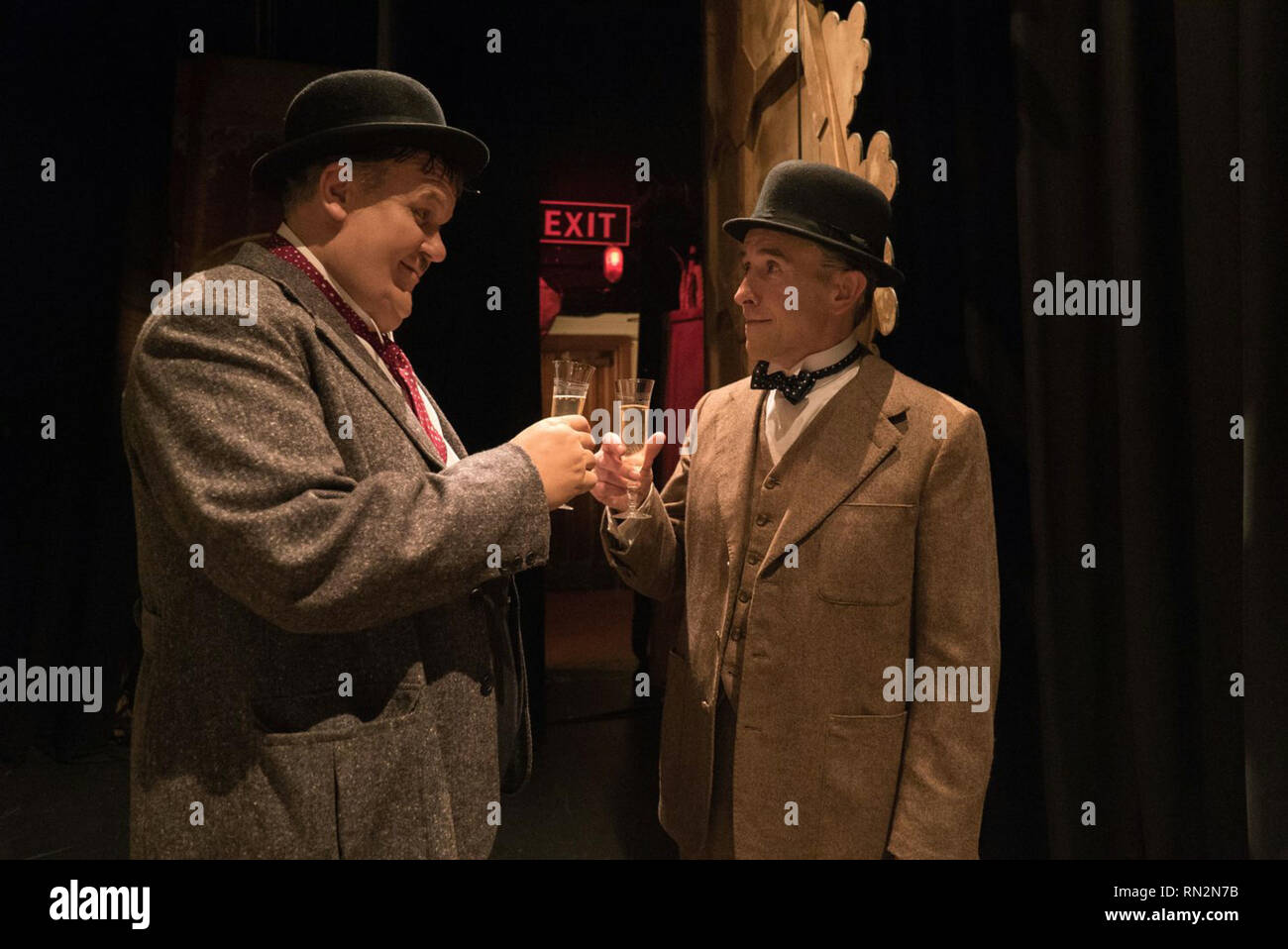 Stan & Ollie è un 2018 biografico commedia-dramma film diretto da Jon S. Baird e scritto da Jeff Papa. Basato su gli ultimi anni di vita della commedia doppio atto Laurel e Hardy, il film stelle Steve Coogan e John C. Reilly come Stan Laurel e Oliver Hardy. Questa fotografia è fornito per il solo uso editoriale ed è il copyright del film company e/o il fotografo designato assegnato dal film o società di produzione. Foto Stock