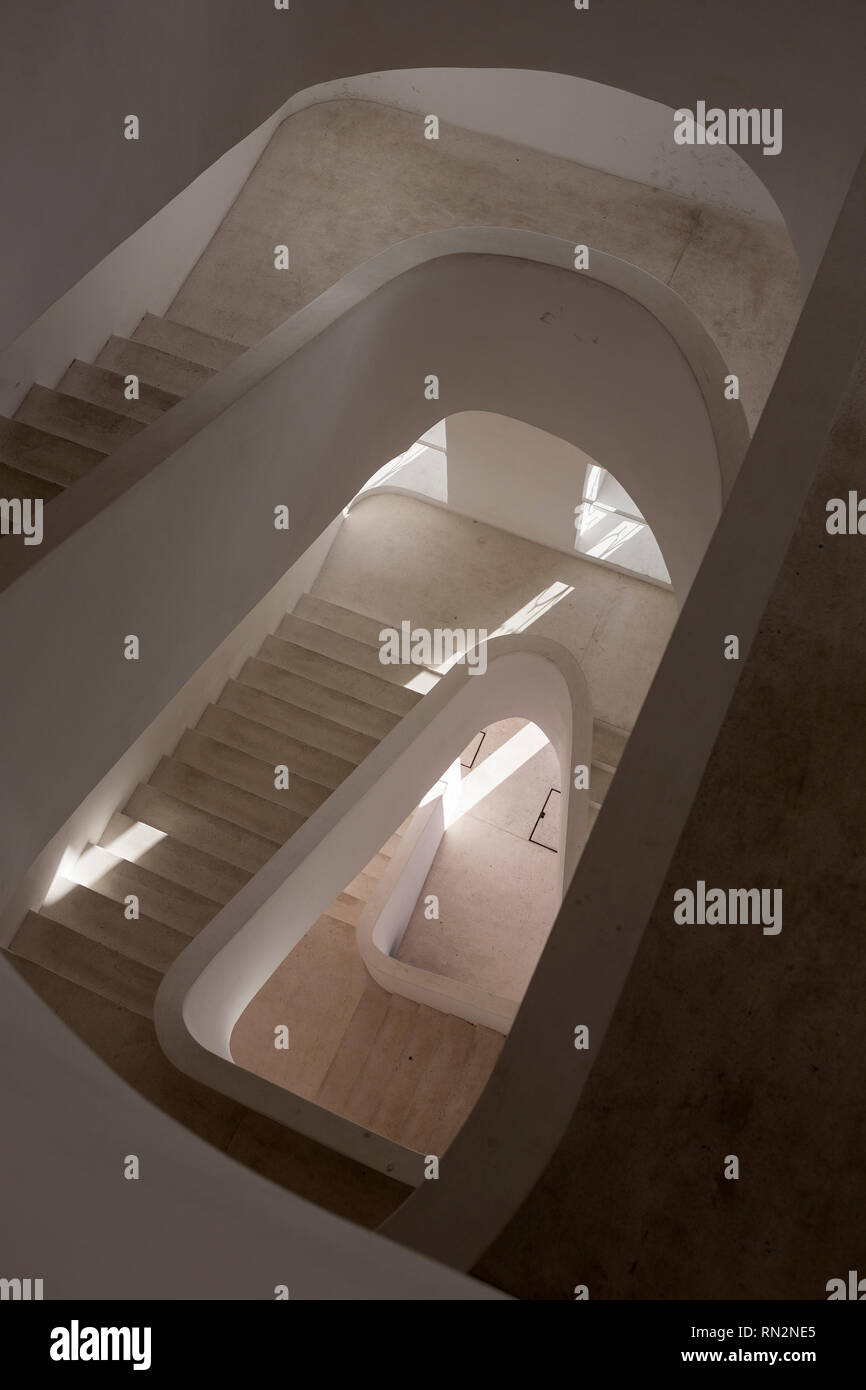 Guardando verso il basso la scala noto come l'Elevador de Santa Luzia, Alfama, Lisbona, Portogallo Foto Stock