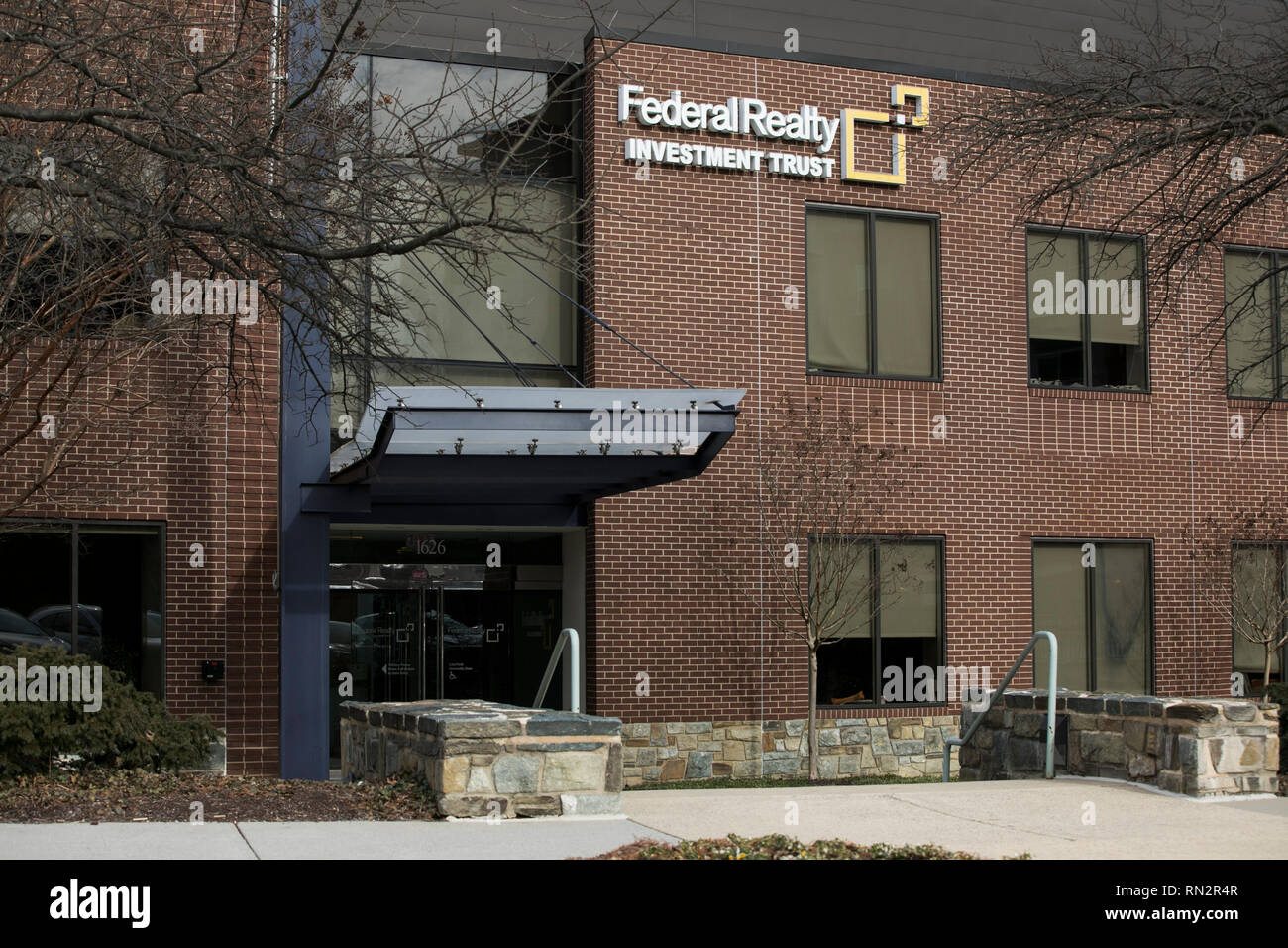 Un logo segno al di fuori della sede della Federal Realty Investment Trust in Rockville, Maryland il 10 febbraio 2019. Foto Stock