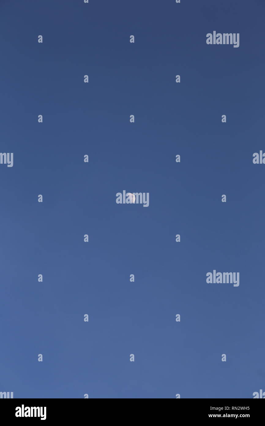 La luna nel cielo blu Foto Stock