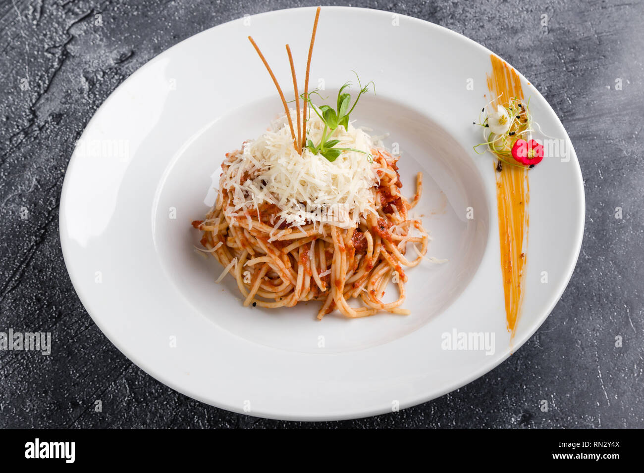 Italian spaghetti amatriciana pasta sulla piastra bianca Foto Stock