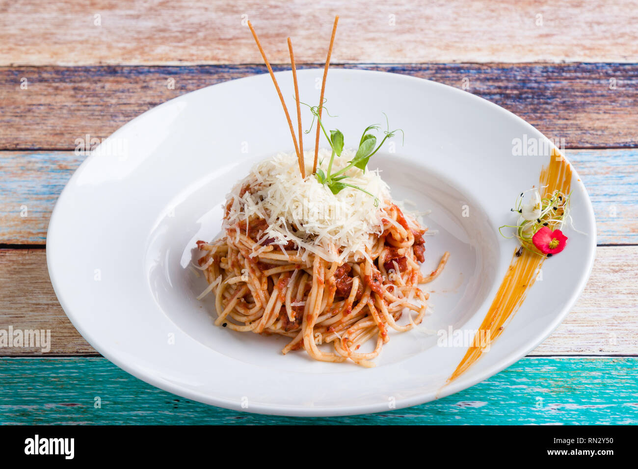 Italian spaghetti amatriciana pasta sulla piastra bianca Foto Stock