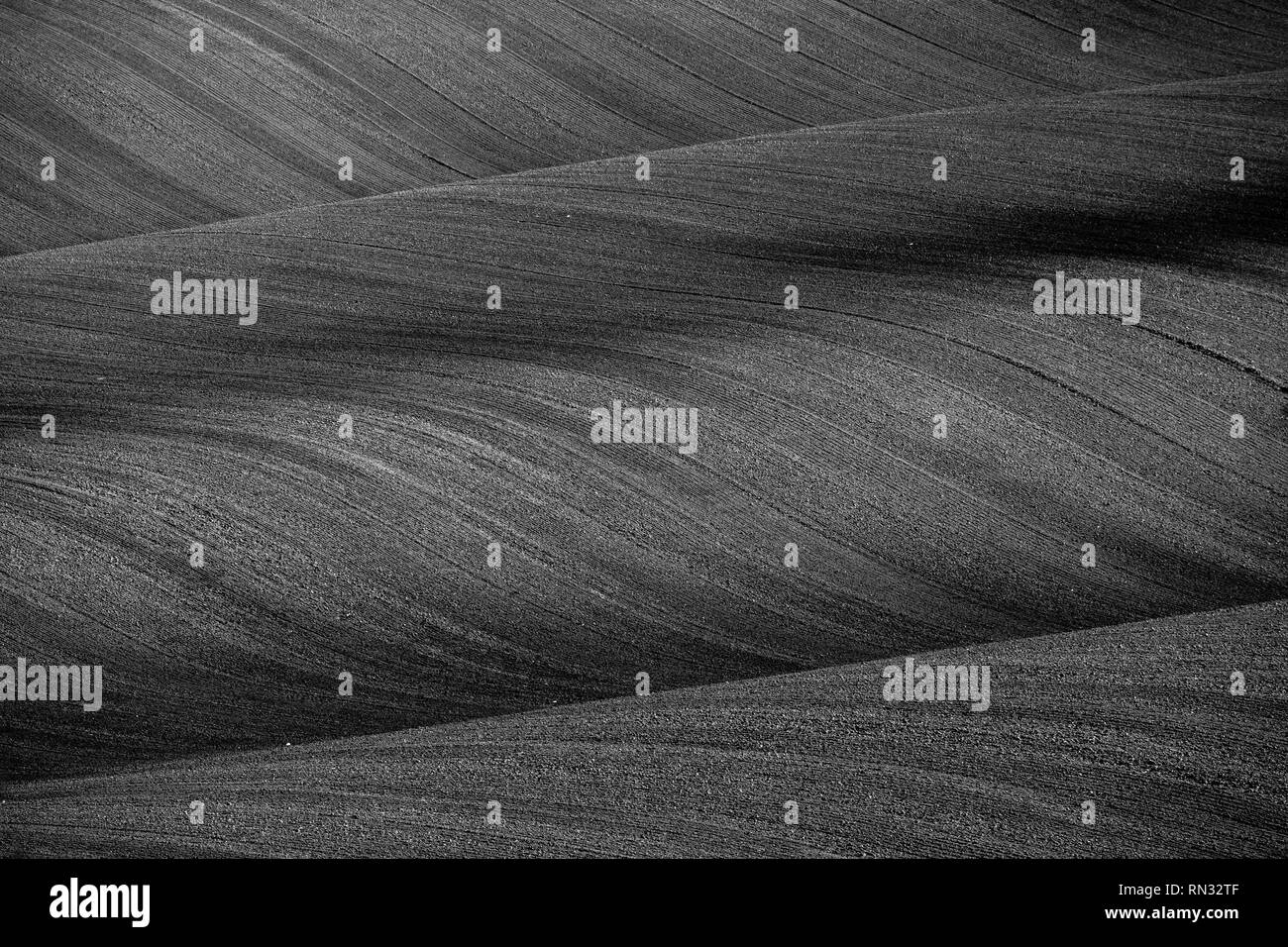 Moravian paesaggio toscano. Raccolte di campi e prati in Sud Morava, Repubblica Ceca. Paese ondulato paesaggio al tramonto di autunno Foto Stock