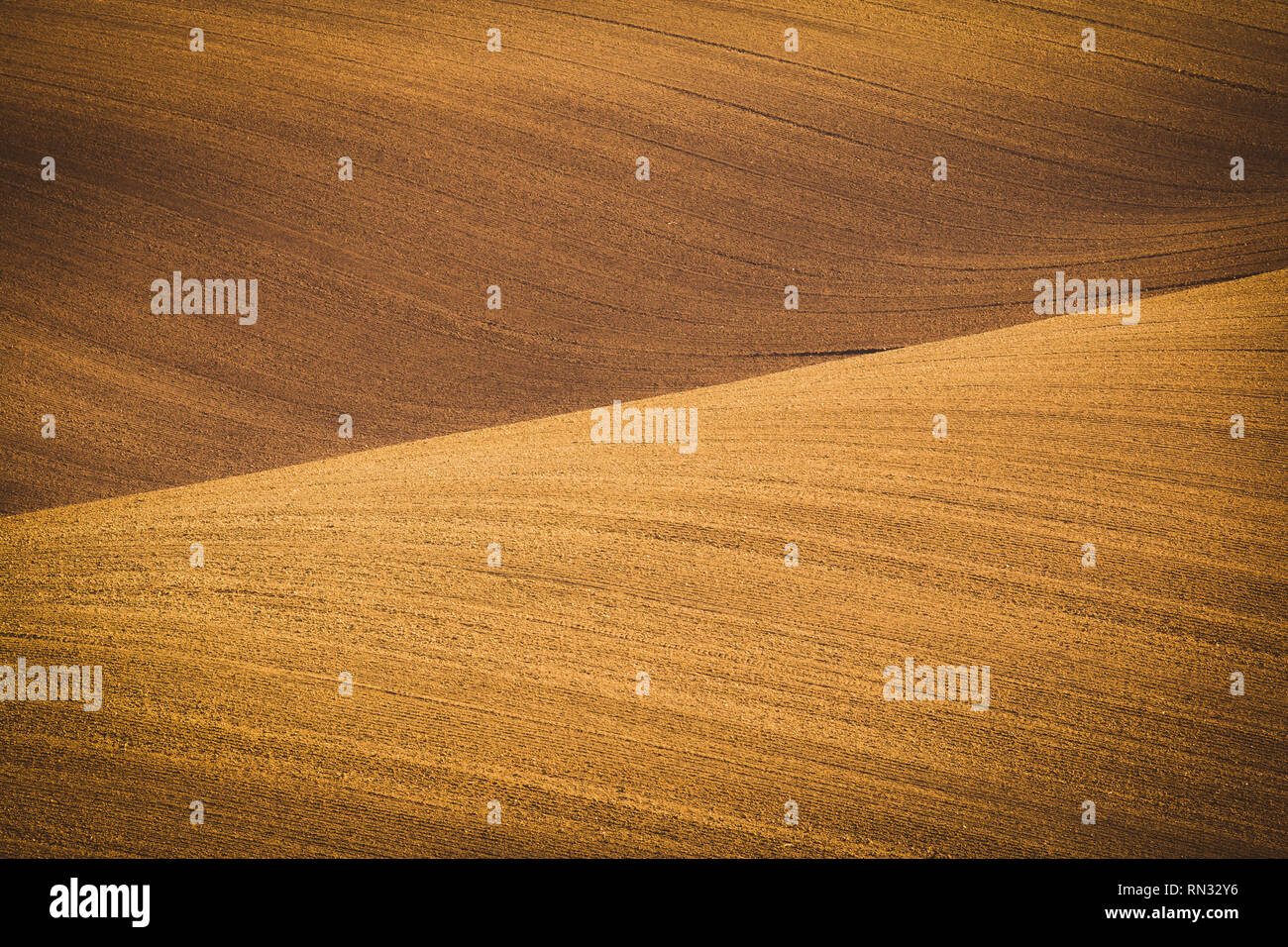 Moravian paesaggio toscano. Raccolte di campi e prati in Sud Morava, Repubblica Ceca. Paese ondulato paesaggio al tramonto di autunno Foto Stock