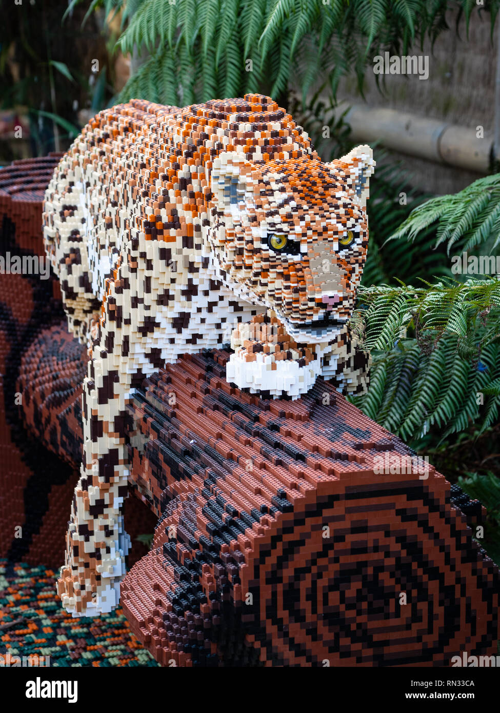 Modello di Leopard, uno di lifesize Lego grande gatti per lo Zoo di Chester Foto Stock