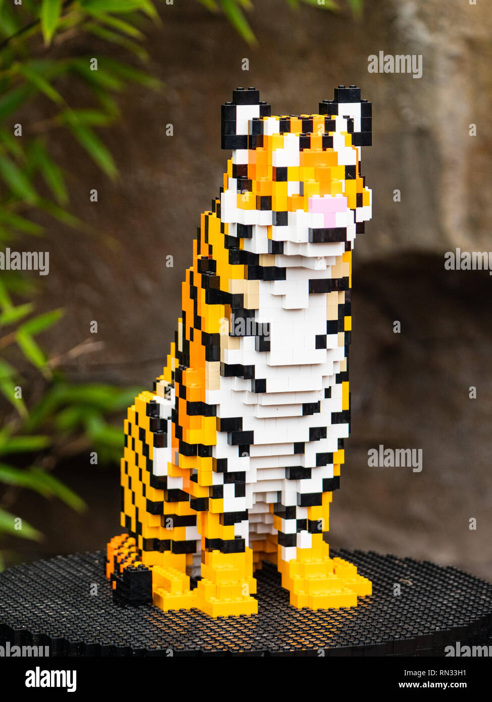 La tigre di Sumatra modello, parte dei mattoni Lego Trail a Chester Zoo Foto Stock