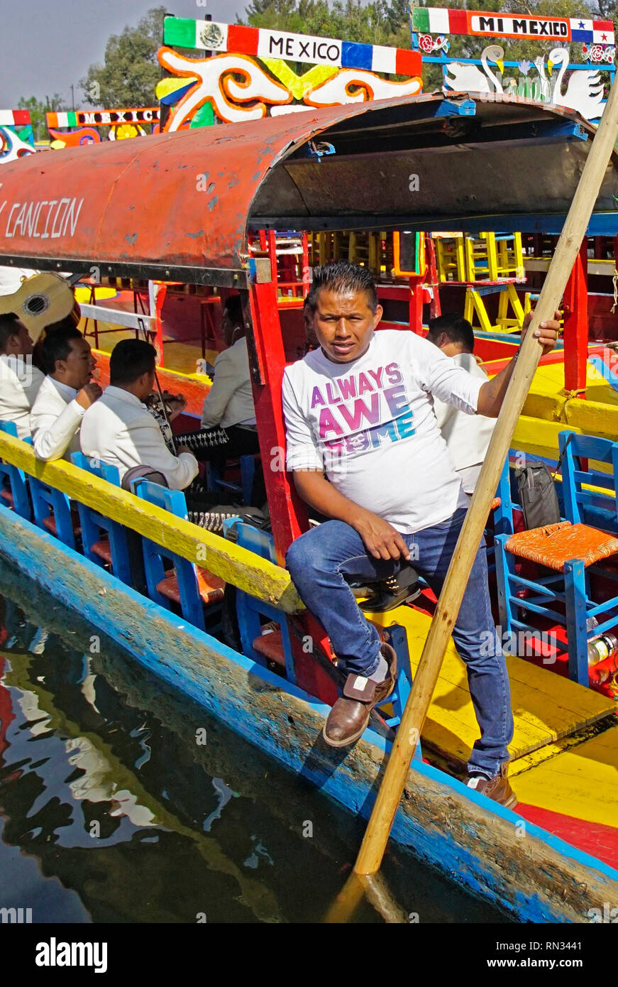 Barcaiolo su trajinara di banda Mariachi a Xochimilco in Città del Messico. Foto Stock