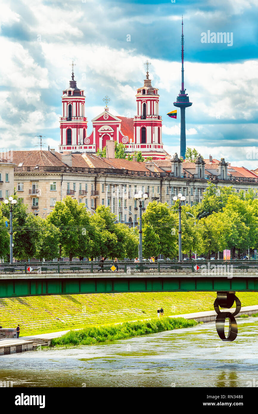 Fiume Neris e Ponte Verde. In lontananza - Chiesa di San Giacomo e San Filippo e Vilnius TV Tower con la bandiera lituana. Vilnius City Centre Foto Stock