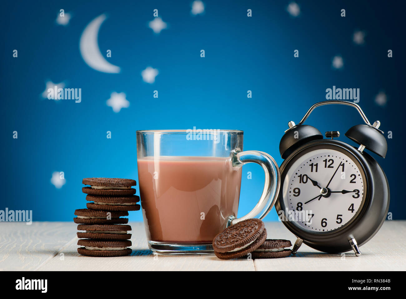 Biscotti dolci, cacao e orologio Foto Stock