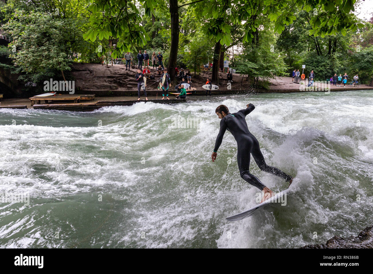 River Surfing Il Eisbachwelle, Monaco di Baviera, Germania, Europa Foto Stock