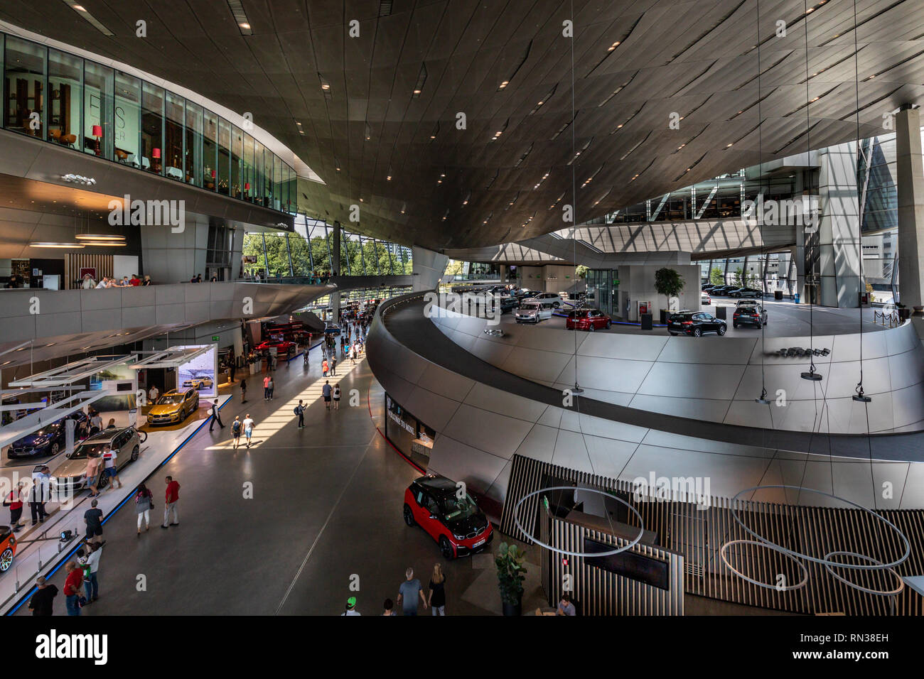 Il BMW Welt costruzione e la sede della BMW a Monaco di Baviera. Il BMW Welt è un grande showroom in cui le vetture del gruppo BMW (BMW, Mini e Rolls Royce) sono sul display. Foto Stock