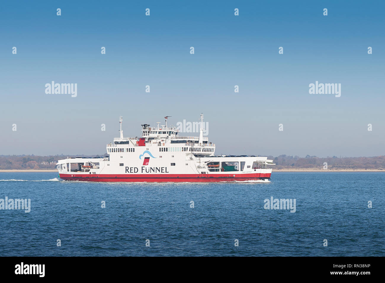 La Red Funnel Ferries, veicolo traghetto (traghetto per auto), MV FOSPREY ROSSO, lungo il tragitto dal Porto di Southampton all'Isola di Wight, Regno Unito. Febbraio 2019. Foto Stock
