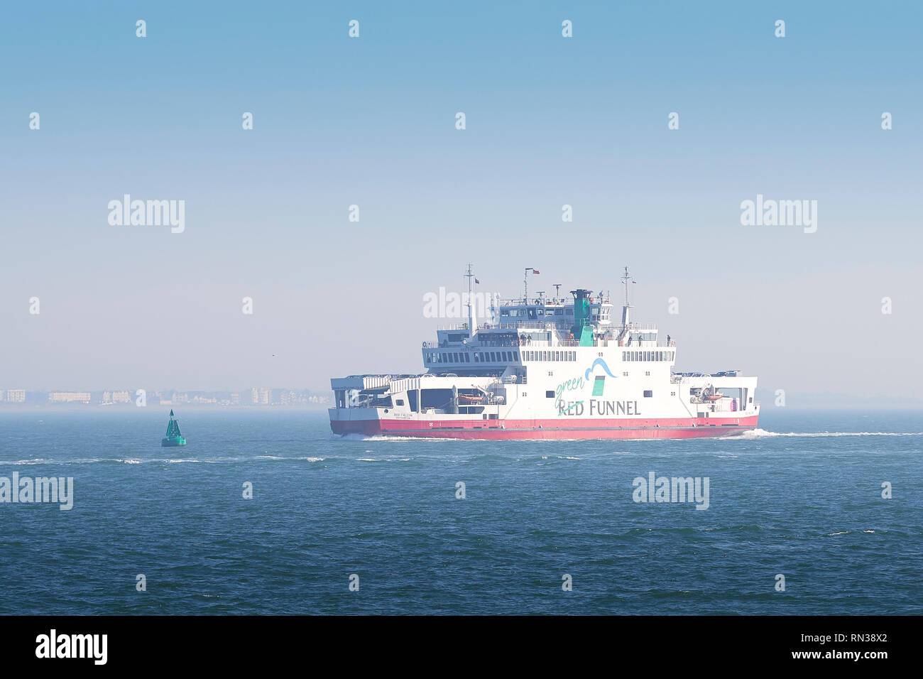 La Red Funnel Ferries, veicolo traghetto (traghetto per auto), MV RED FALCON, lungo il tragitto da l'Isola di Wight al Porto di Southampton, Regno Unito. Febbraio 2019. Foto Stock