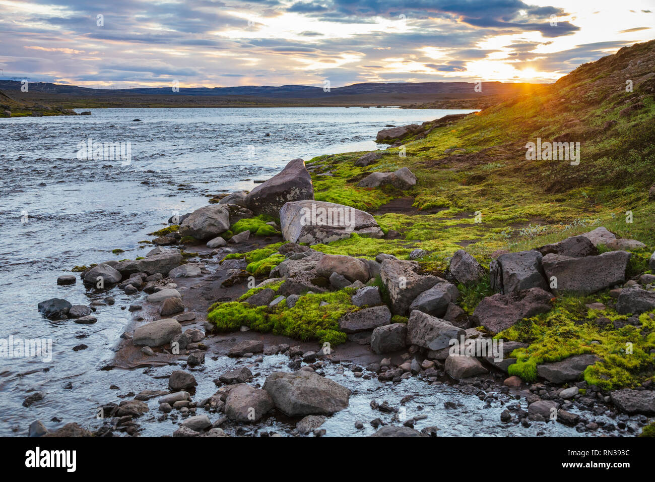 Paesaggio islandese il sole di mezzanotte fenomeno naturale quando il sole rimane visibile di notte durante il periodo estivo, Islanda e Scandinavia Foto Stock