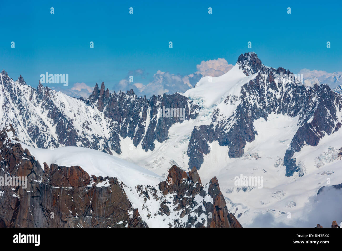 Mont Blanc Rocky Mountain massif estate vista dall'Aiguille du Midi Mount, Chamonix, sulle Alpi francesi Foto Stock