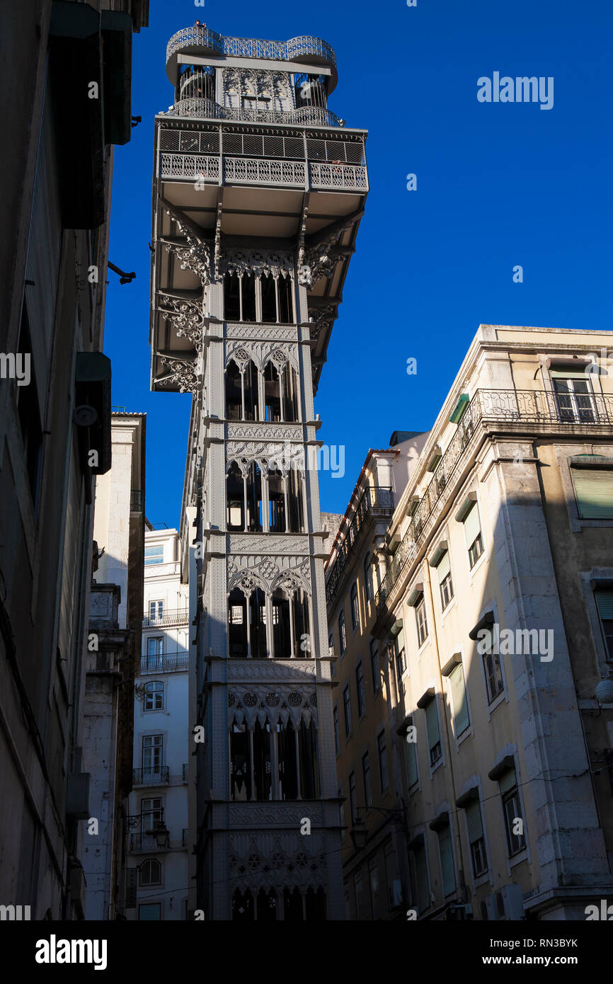 Il XIX secolo Elevador de Santa Justa, un sollevamento pedonale di giunzione sotto Baixa Chiado con sopra, da Rua de Santa Justa, Baixa, Lisbona, Portogallo Foto Stock