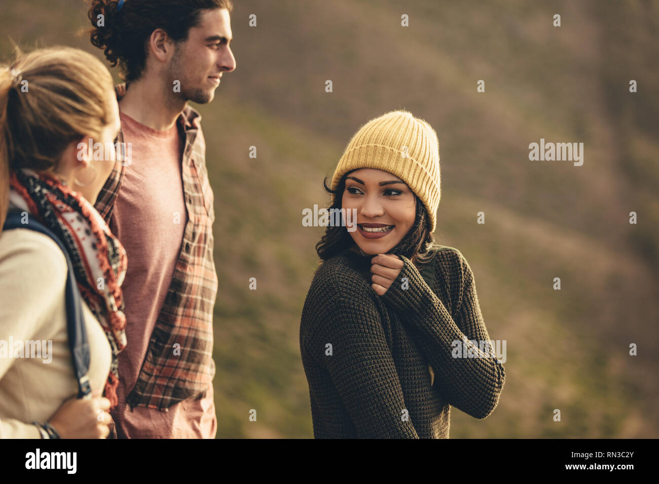 Bella donna con i suoi amici in viaggio escursionistico. Un gruppo di uomini e donne escursionismo insieme. Foto Stock Bella donna con i suoi amici in viaggio escursionistico. Un gruppo di uomini e donne escursionismo insieme. Foto Stock