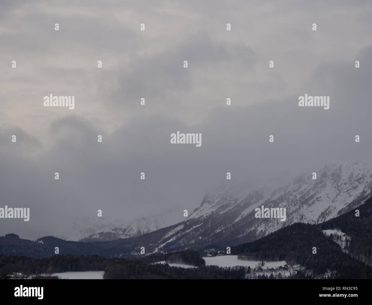 Giorno Foogy nelle Alpi Foto Stock