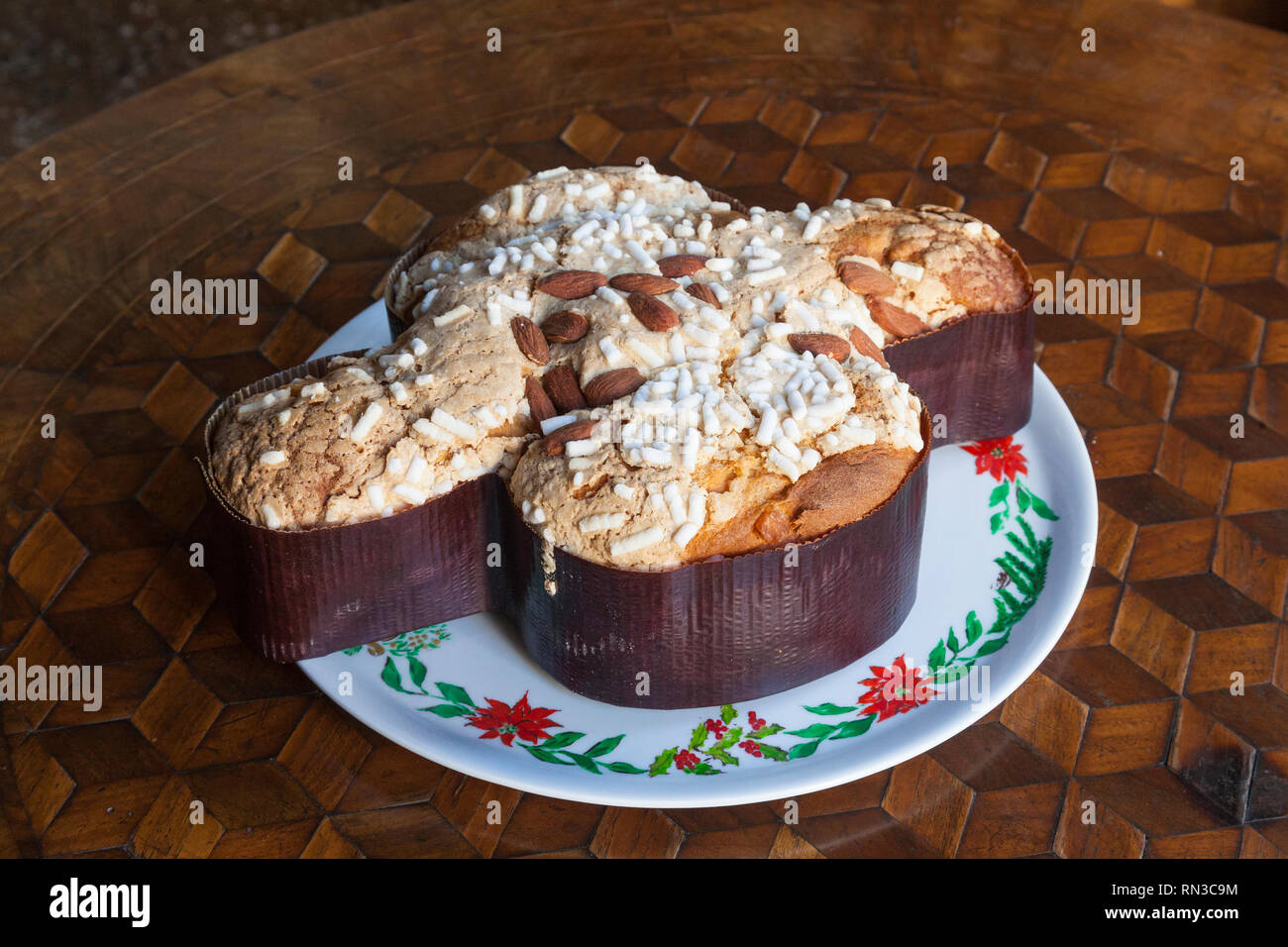 Specialità italiane Torta di Pasqua, Columba o torta colomba con spezie e frutta secca Foto Stock