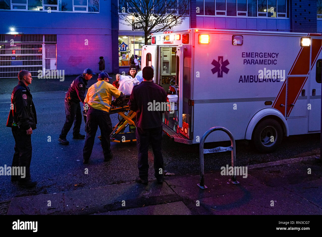 Ambulanza paramedici frequentare per overdose di stupefacenti vittima, Downtown Eastside, Vancouver, British Columbia, Canada Foto Stock