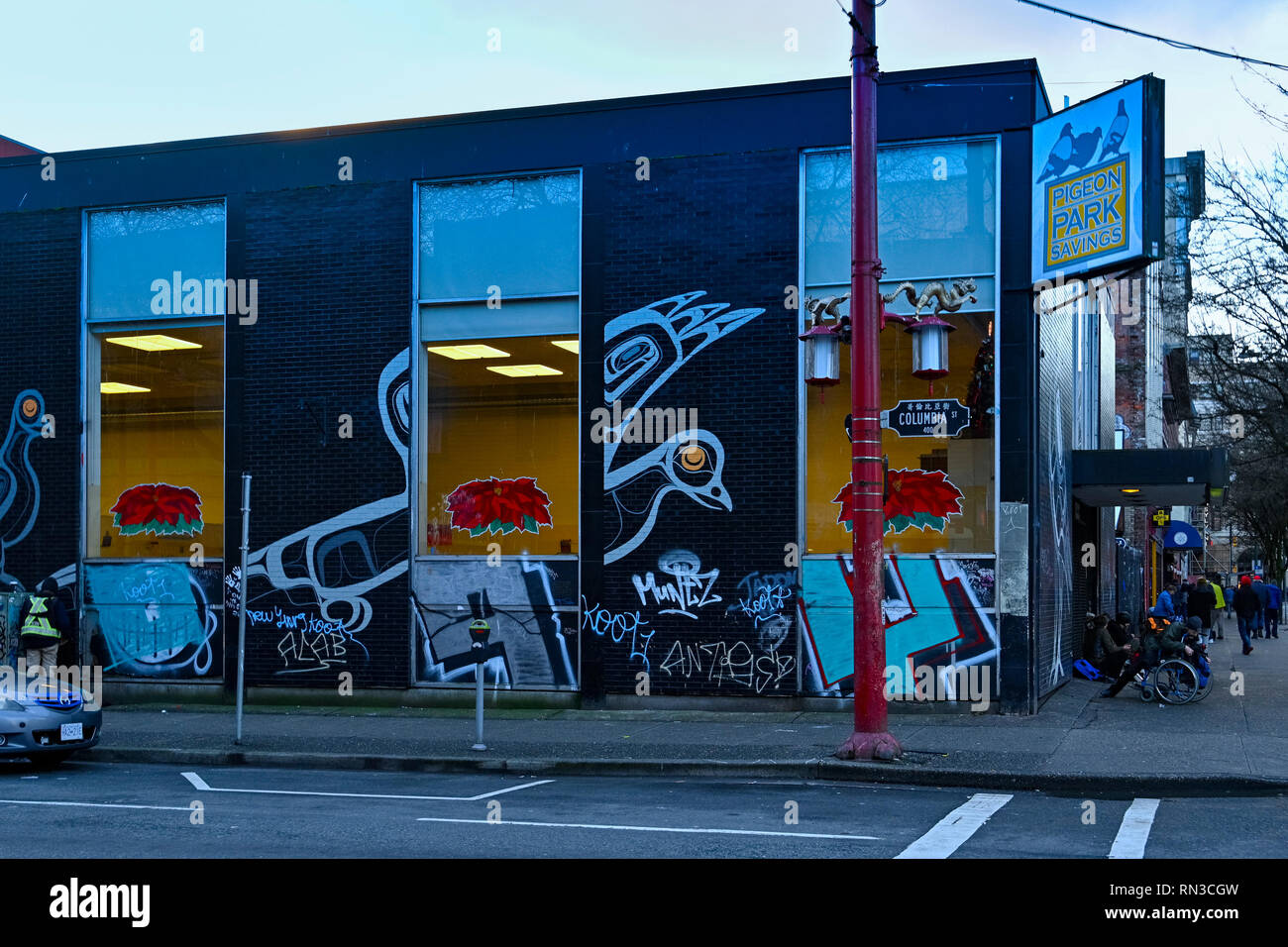 Pigeon Park risparmi, Downtown Eastside Banca Comunitaria, operano da Portland Hotel Società, Vancouver, British Columbia, Canada Foto Stock