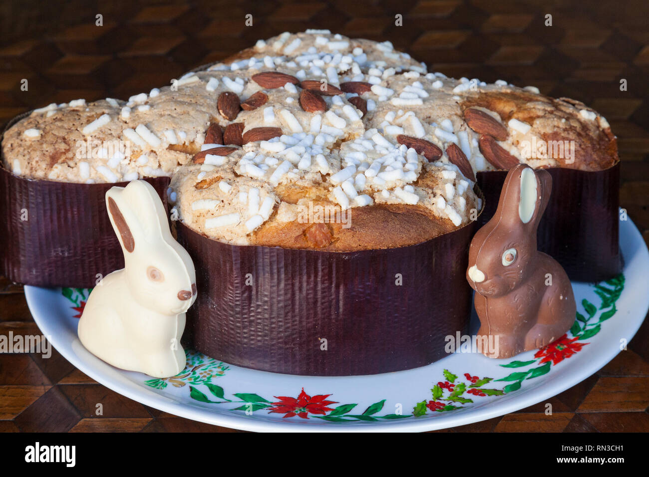 Specialità italiane Torta di Pasqua, Columba o torta colomba con spezie e frutta secca con le uova di Pasqua di cioccolata Foto Stock