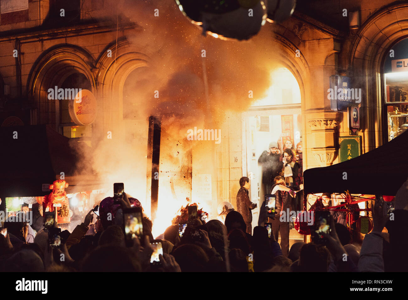 Fire Display utilizzando Fire crackers, celebrazione di Manchester come il drago entrato in uno dei molti ristoranti nella zona per il Capodanno cinese. Foto Stock