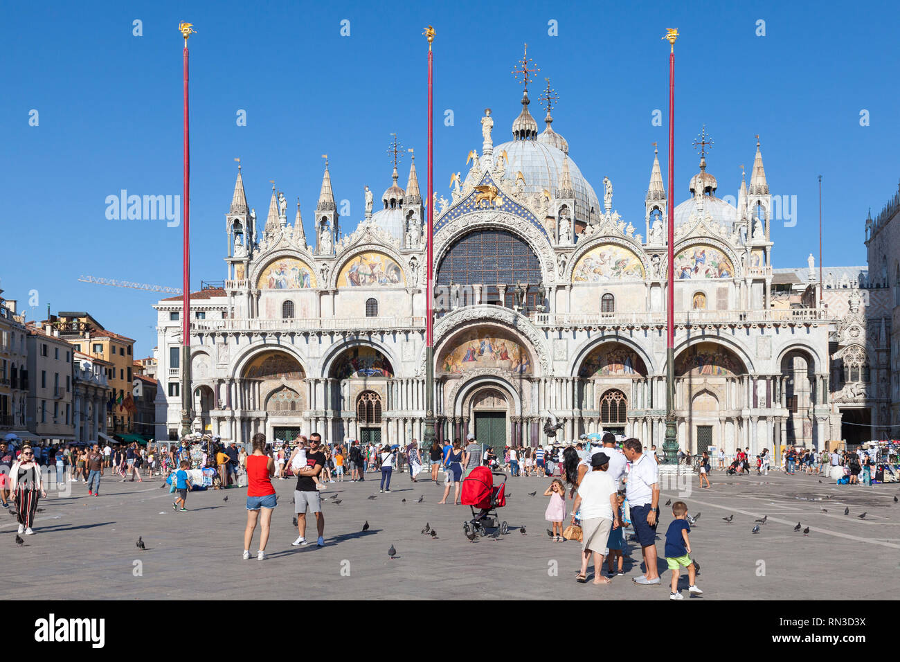 I turisti viewng Basilica San Marco (ST MARKS Cattedrale), Piazza San Marco, Piazza San Marco, San Marco, Venezia, veneto, Italia, cielo blu serata estiva Foto Stock