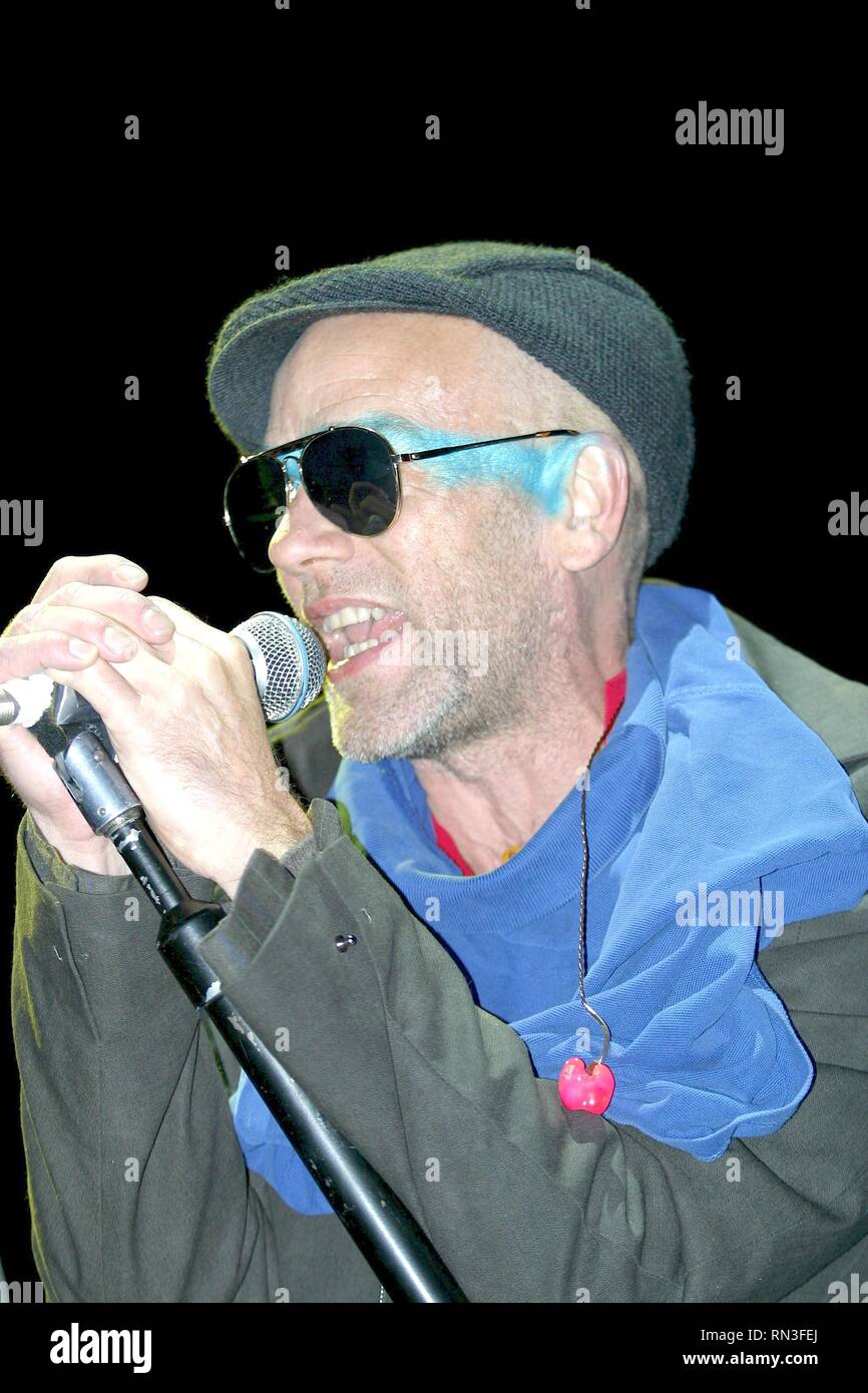 Il cantante Michael Stipe della rock band i R.E.M. è mostrato esibirsi sul palco durante un 'live' aspetto di concerto. Foto Stock