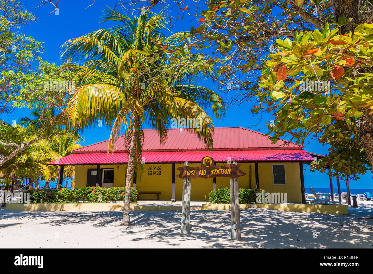 Una prima stazione di aiuto in un resort tropicale Foto Stock