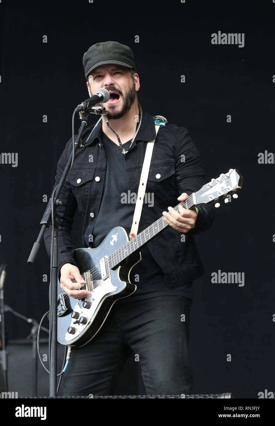 Cantante e chitarrista Chris Vos è mostrato esibirsi sul palco durante un 'live' aspetto di concerto con la casa discografica. Foto Stock