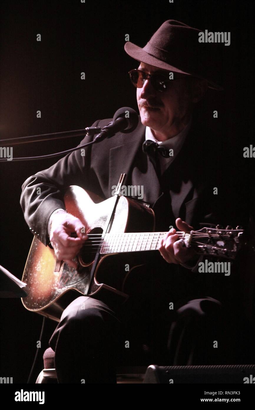 Il cantante e chitarrista Leon Redbone, specializzato in interpretazioni dei primi anni del XX secolo la musica e Tin Pan Alley classici, è mostrato il palcoscenico durante una 'live' aspetto di concerto. Foto Stock