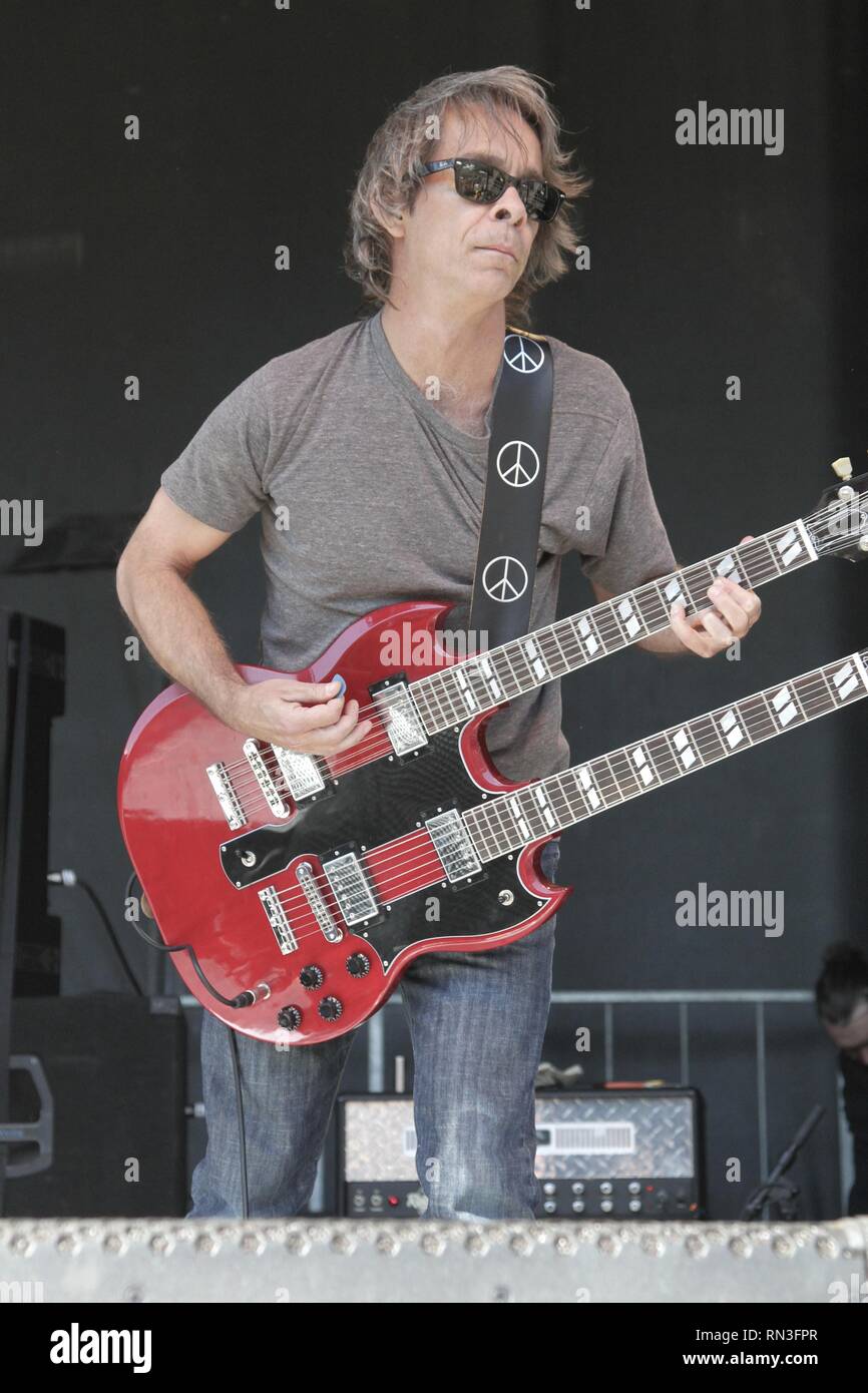 Il chitarrista Tim Reynolds è mostrato esibirsi sul palco durante un concerto aspetto con TR3. Foto Stock