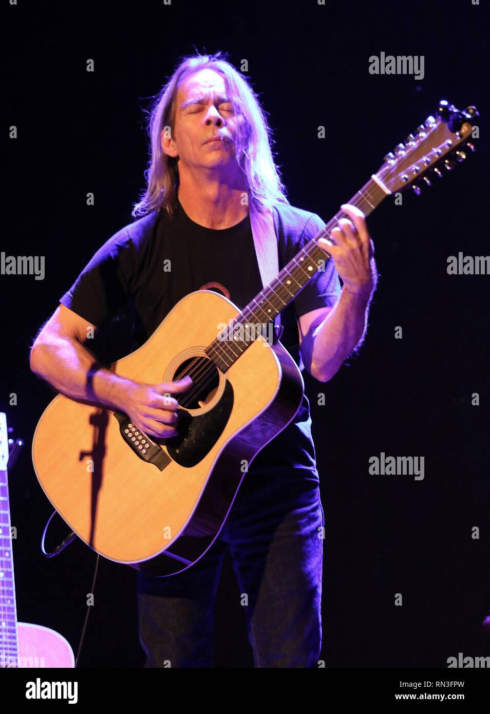 Il chitarrista Tim Reynolds è mostrato il palcoscenico durante acustica da solista 'live' aspetto di concerto. Foto Stock