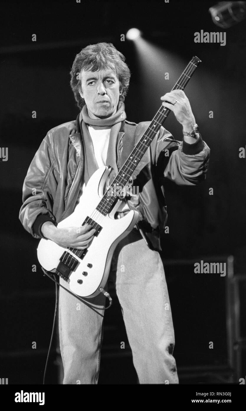 Il bassista Darryl Jones è indicato di eseguire sul palco durante un 'live' aspetto di concerto con i Rolling Stones. Foto Stock