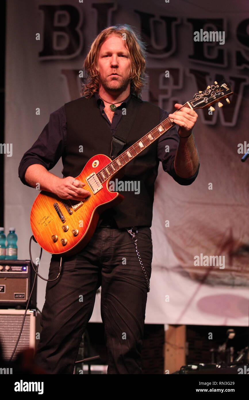 Cantante e chitarrista Devon Allman è mostrato esibirsi sul palco durante un 'live' aspetto di concerto con la Royal Confraternita del sud. Foto Stock