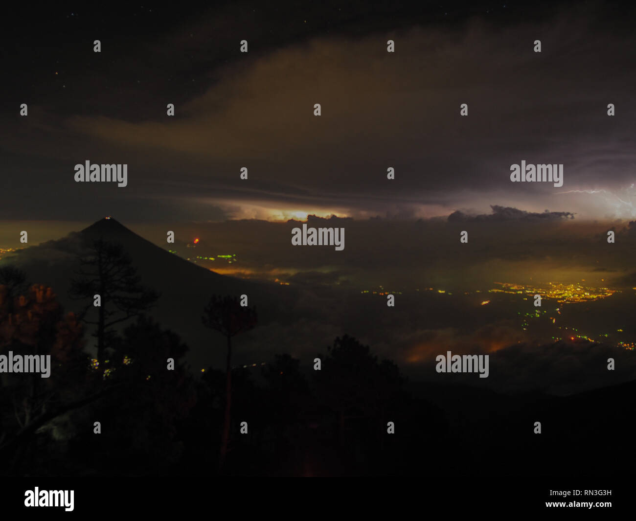 Nightsky con lampi e eruzione vulcanica in Guatemala Foto Stock