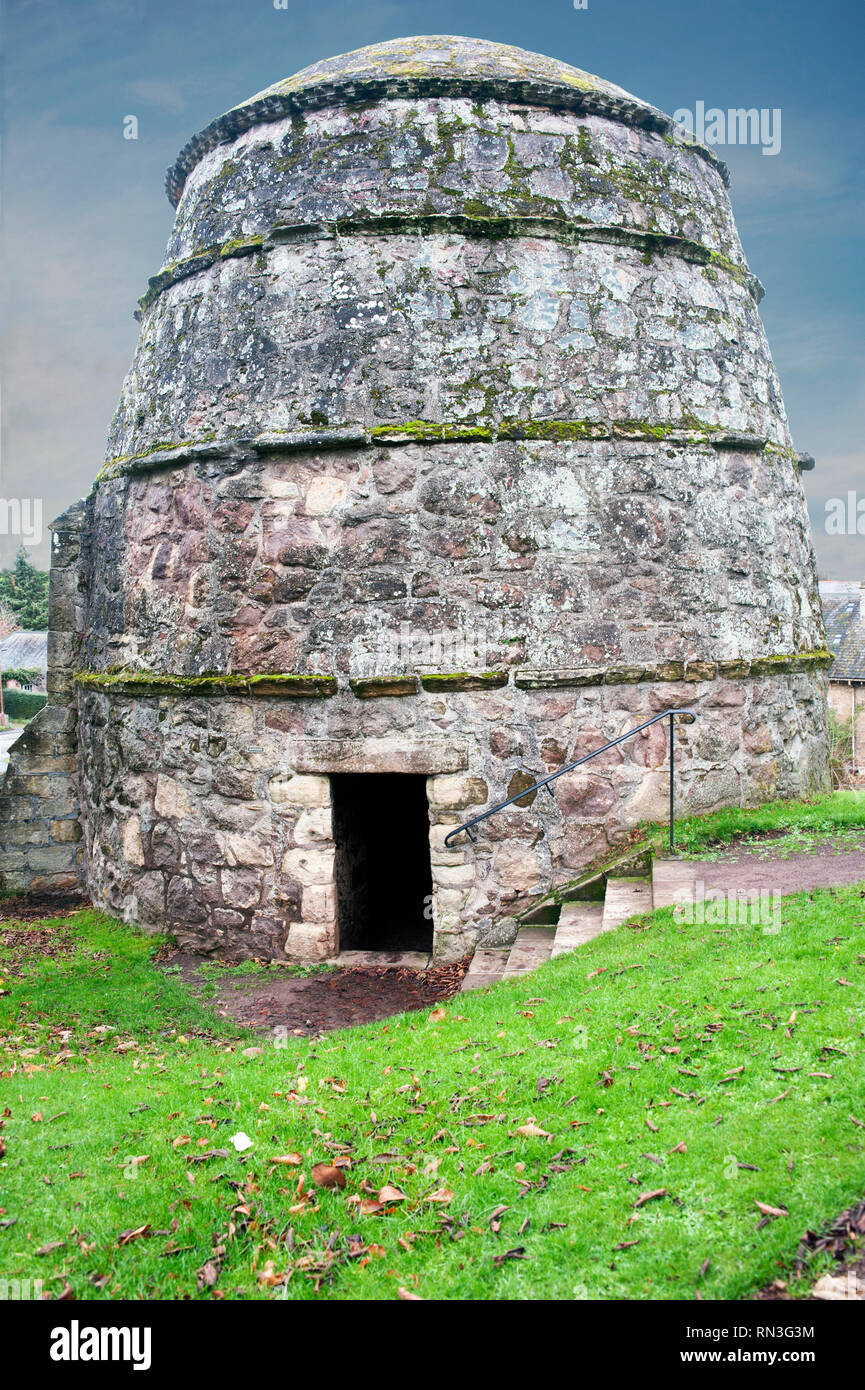 Dovecot, o Doocot in Scottish Castle Grounds, Dirleton Castle, East Lothian, Scozia. Foto Stock